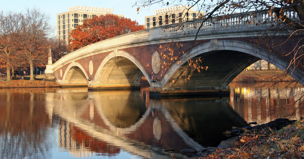 https://freefun.guide/wp-content/uploads/2020/01/foot-bridge-over-charles-river-harvard-massachusetts.jpg