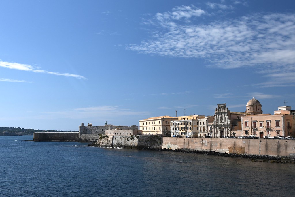 Siracusa, Chiesa di San Filippo Neri (1742) und Castello Maniace an der Ostseite der Halbinsel Ortigia