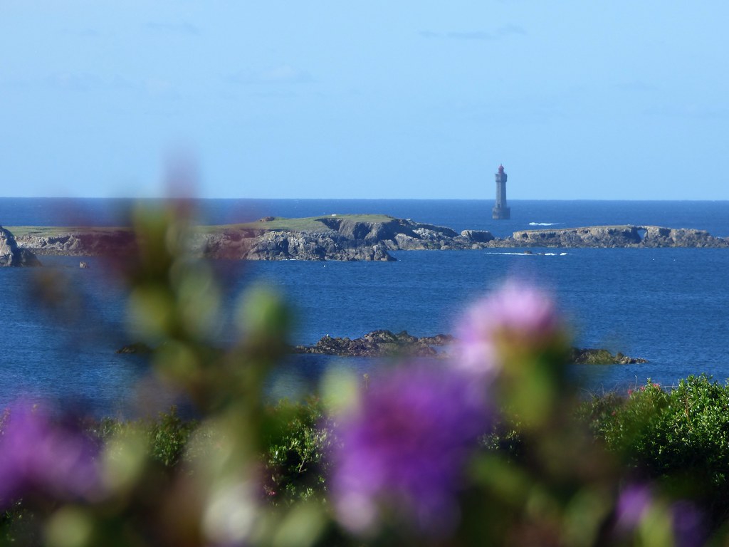 Vue sur le phare de la jument à Ouessant