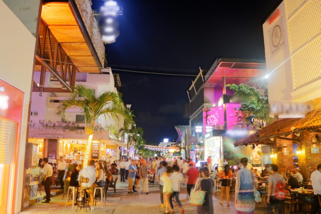 La Quinta Avenida at Night