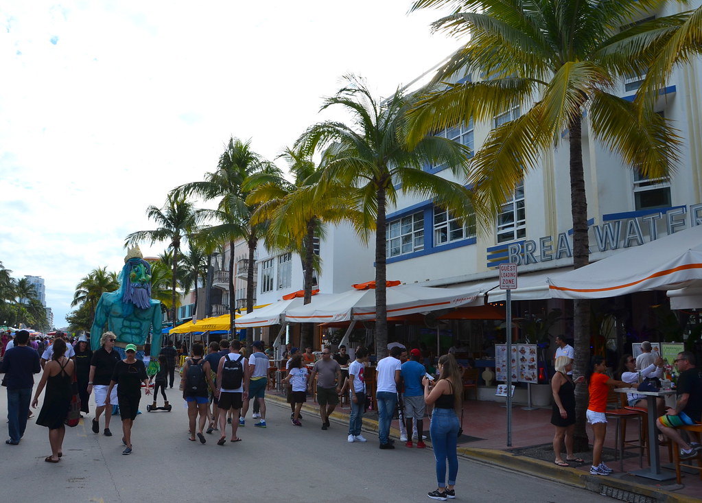 Art Deco Weekend along Ocean Drive